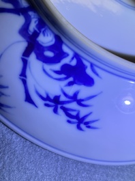 Une assiette en porcelaine de Chine en bleu et blanc &agrave; d&eacute;cor des 'Sept sages dans la for&ecirc;t de bambou', marque de Xuande, Kangxi